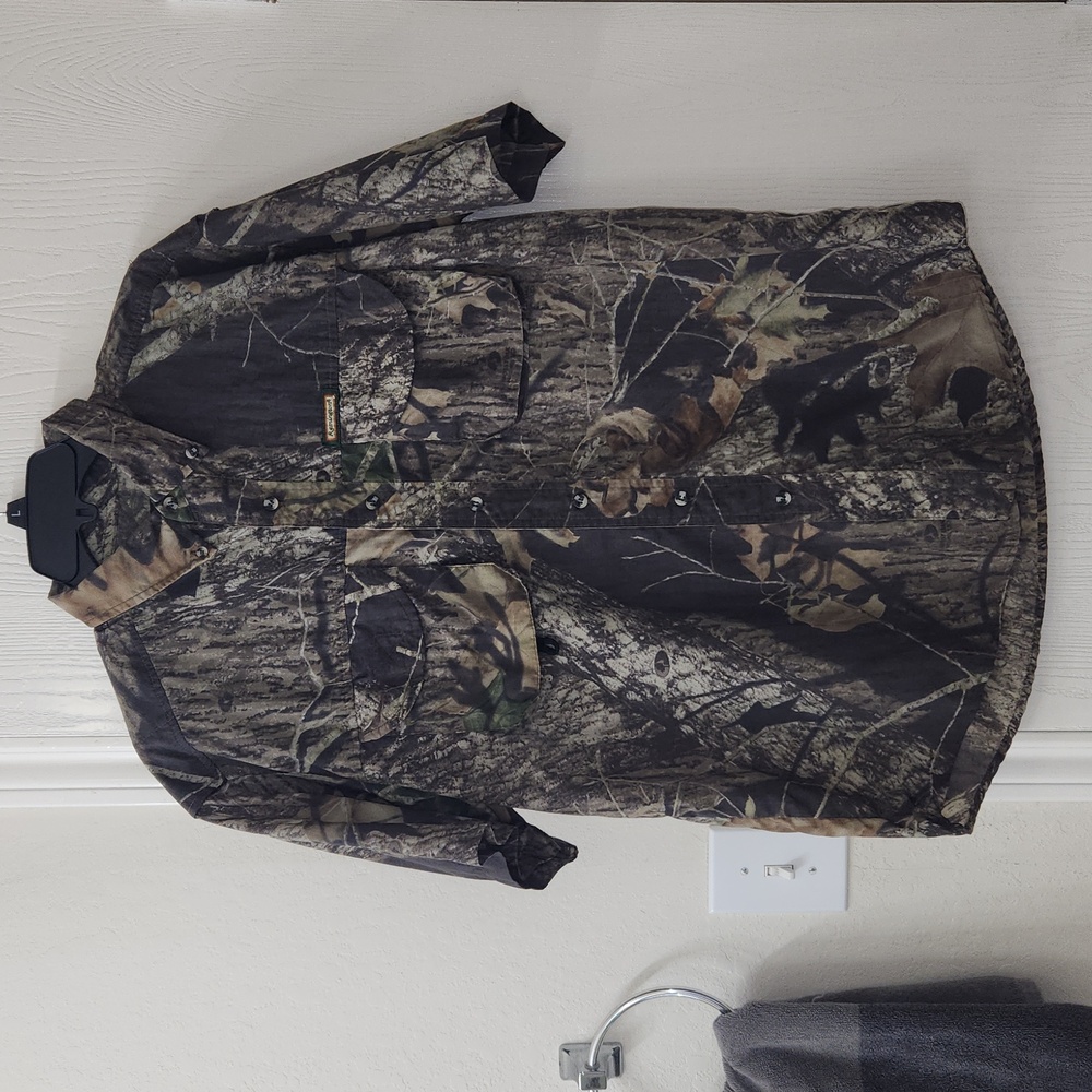 Men's Remington Outdoor Clothing Camo Short Sleeve Button Up Shirt. Size Medium.